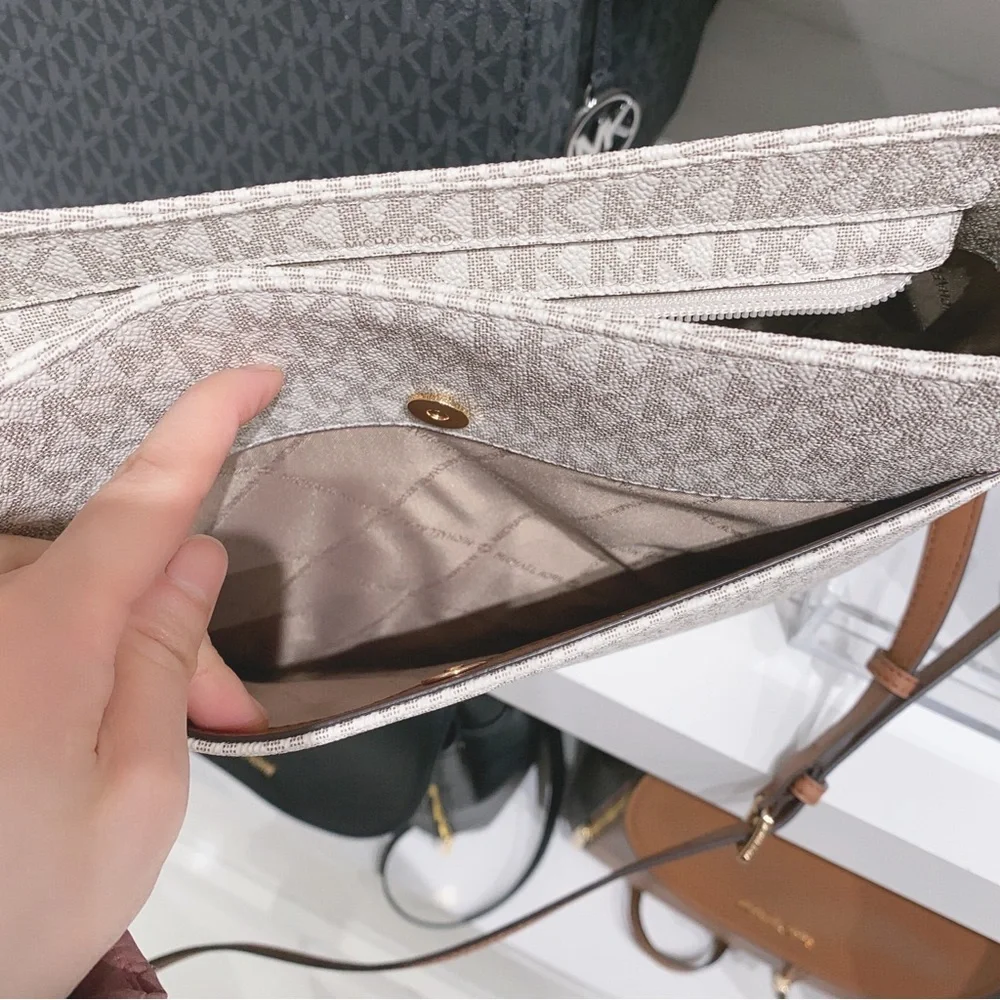 Michael Kors Jet Set Travel Large Logo Messenger Bag - Picture 4 of 7